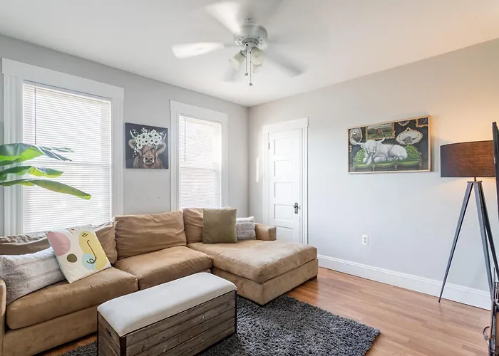 Sunny & Spacious 2Bd 1Ba Wfh Apt-Huge Yard & Patio